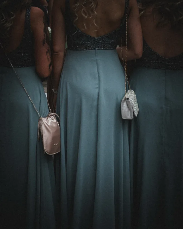 Es sind nicht immer die lauten Momente, die zählen... 

Ich mag das „Dazwischen“. Die Dinge, die wahrscheinlich niemand bemerkt, aber den Tag so besonders machen. 
#detailphotography #weddingphotography #hochzeitsfoto #echtemomente #weddingsstoryteller #storytelling #hochzeitsfotograf